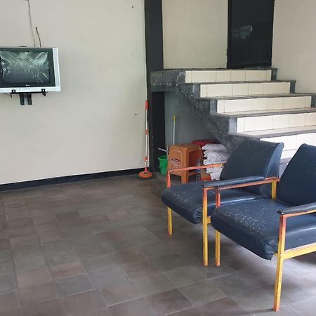 Oyo Life 2090 Ratna Backpacker Syariah Hotel Probolinggo Exterior foto