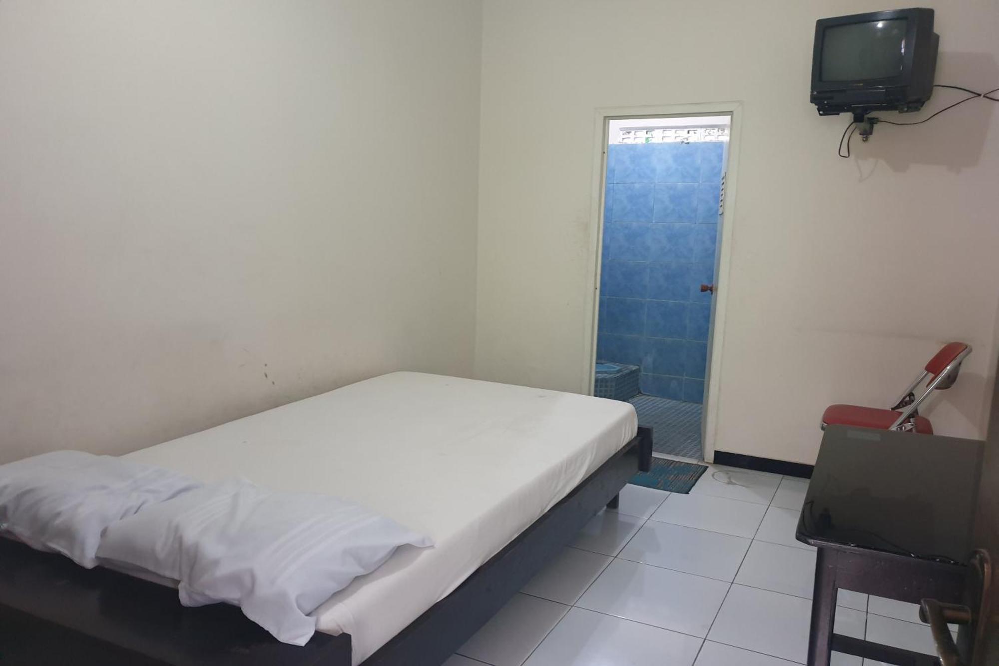 Oyo Life 2090 Ratna Backpacker Syariah Hotel Probolinggo Exterior foto