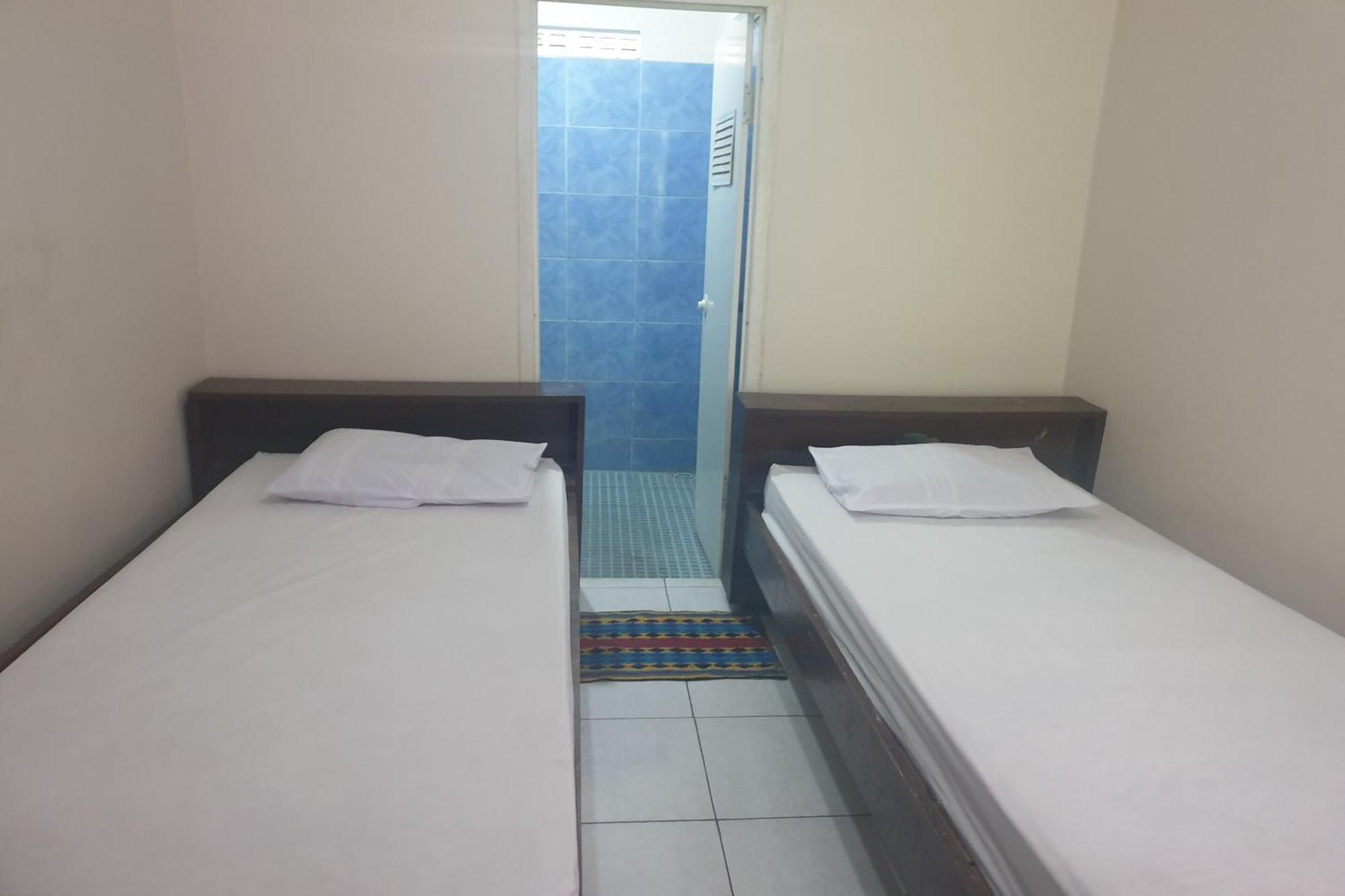 Oyo Life 2090 Ratna Backpacker Syariah Hotel Probolinggo Exterior foto