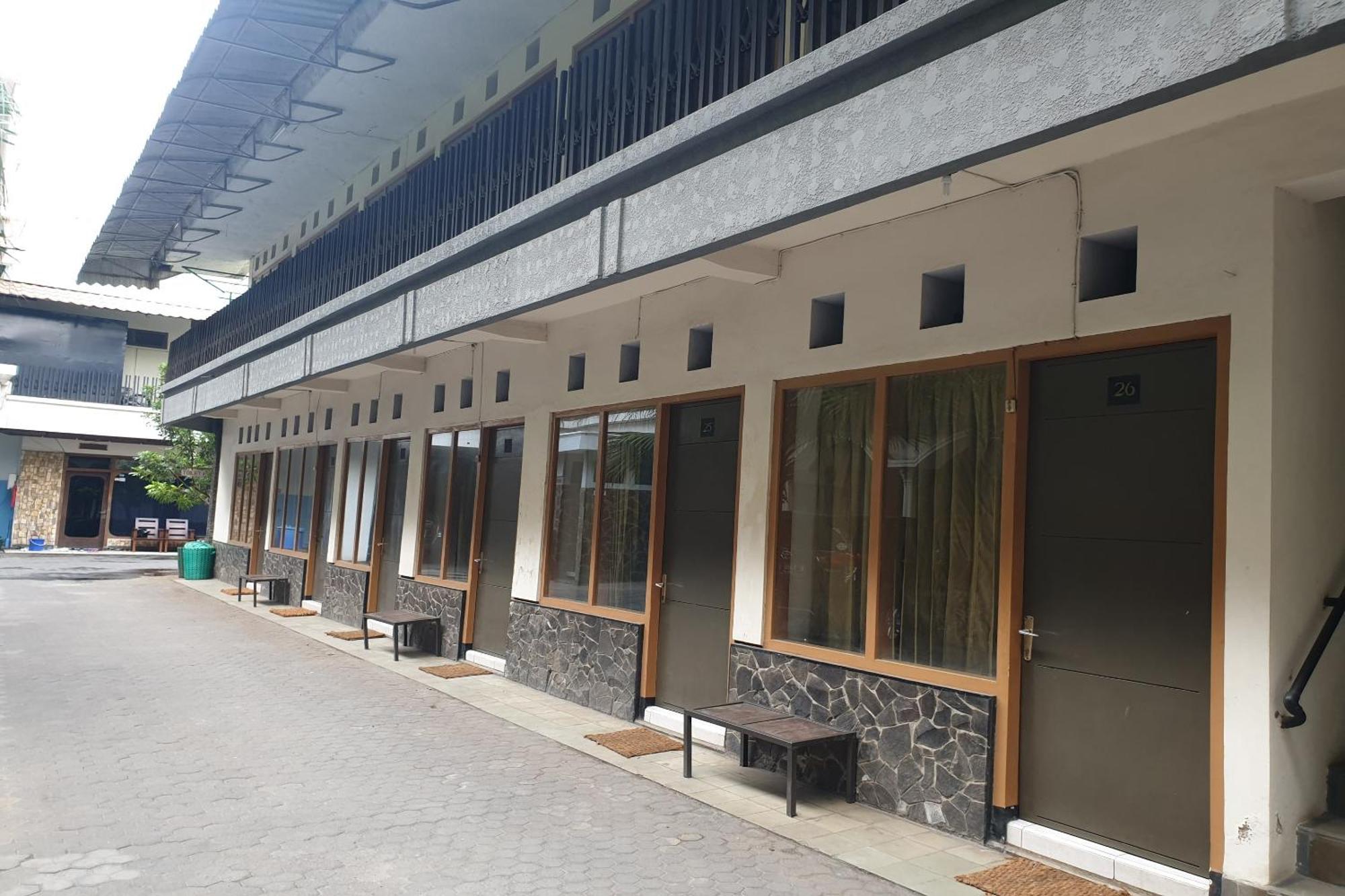 Oyo Life 2090 Ratna Backpacker Syariah Hotel Probolinggo Exterior foto